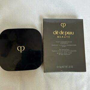 Cle de Peau Radiant Cushion Foundation Dewy in B20.